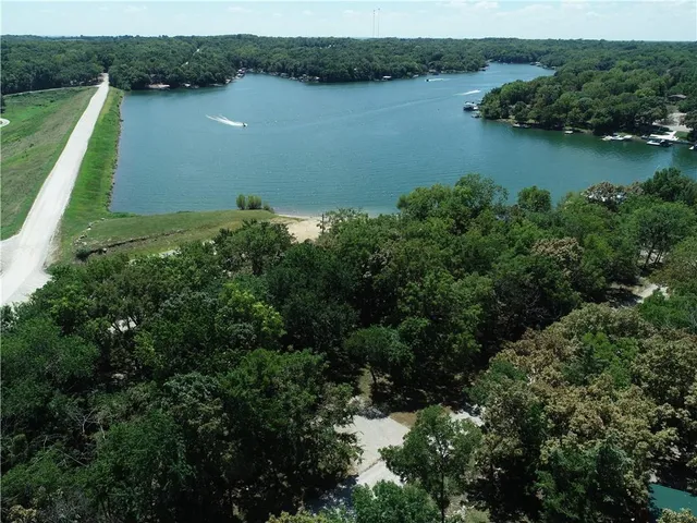 $128,000 | 69 East Sugar Lake Drive, Mound City, KS 66056