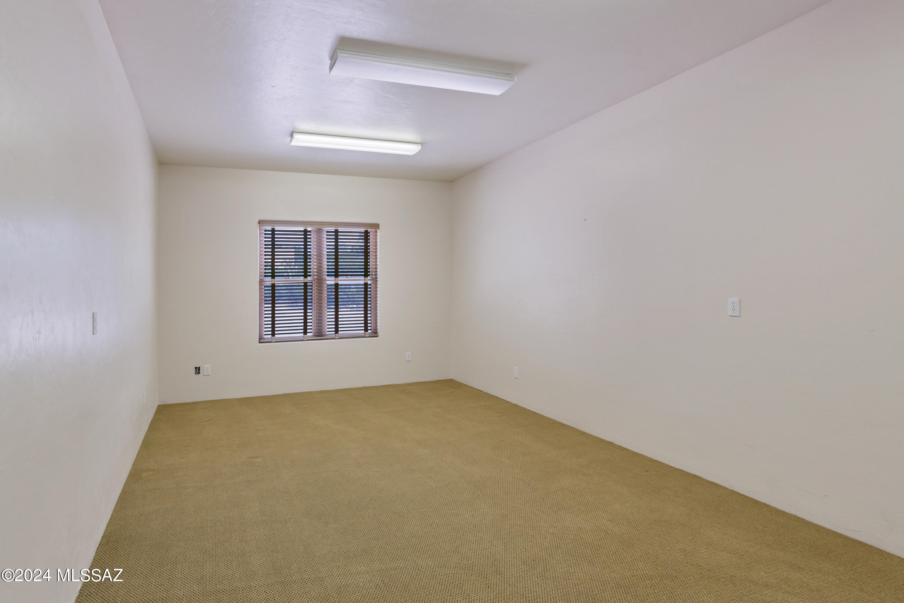 4001 North Harrison Road Tucson, AZ 85749 - Photo 36 of 50 an empty room with windows