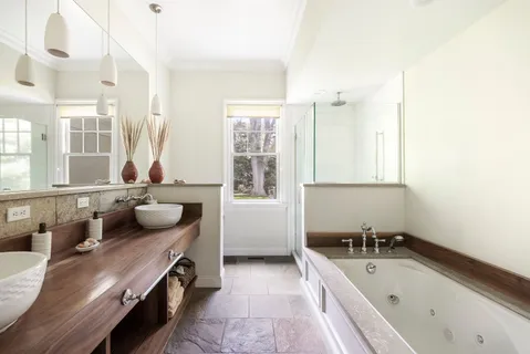 $6,395,000 | 17 Jericho Road, East Hampton, NY 11937