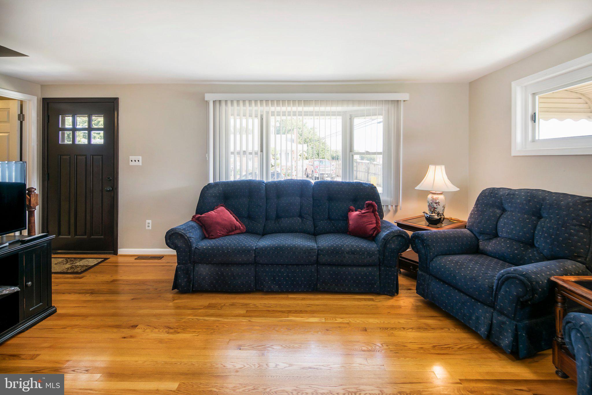 176 Chelsea Road Pasadena, MD 21122 - Photo 5 of 25 Spacious Living Room