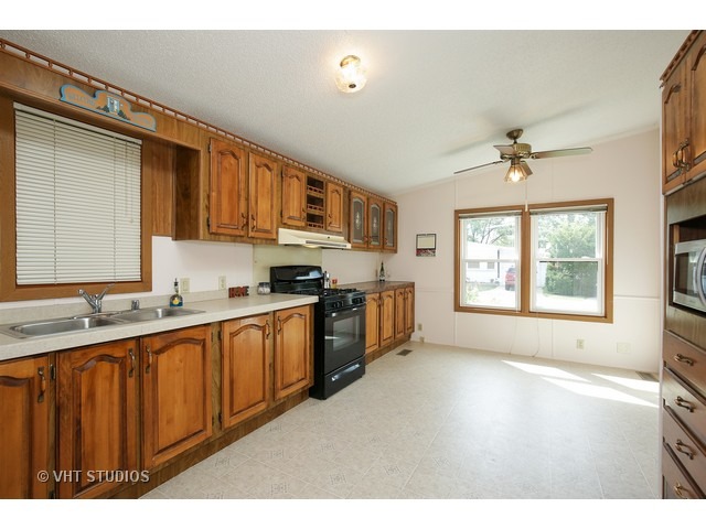 1135 Lakewood Road Elgin, IL 60123 - Photo 5 of 16