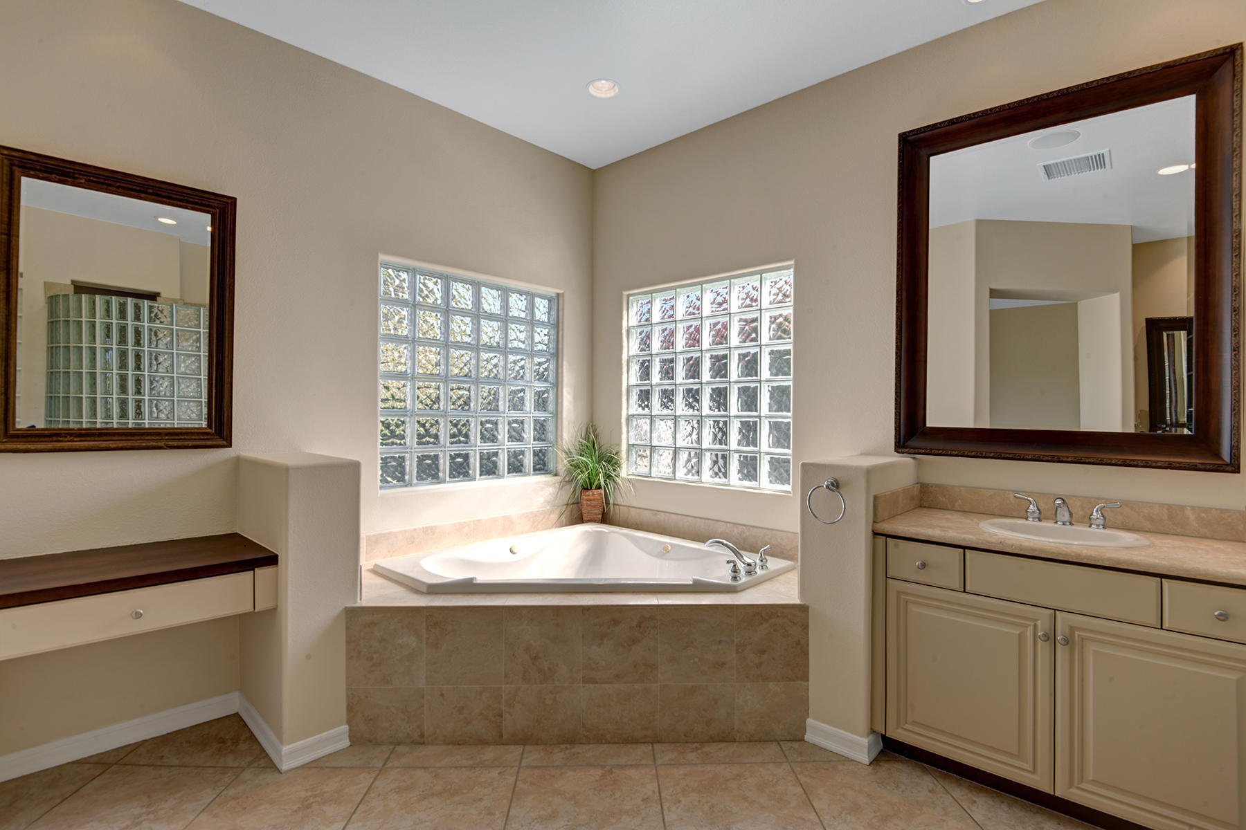 342 Loch Lomond Road Rancho Mirage, CA 92270 - Photo 16 of 35 MASTER BATHROOM TUB CORNER MLS