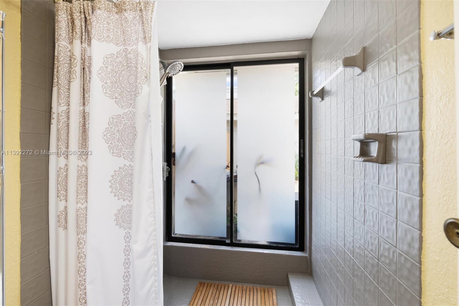 28 Cedar Road Hollywood, FL 33021 - Photo 27 of 43 a view of a bathroom