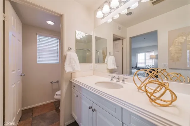 $1,158,000 | 10 Flyers Lane, Tustin, CA 92782