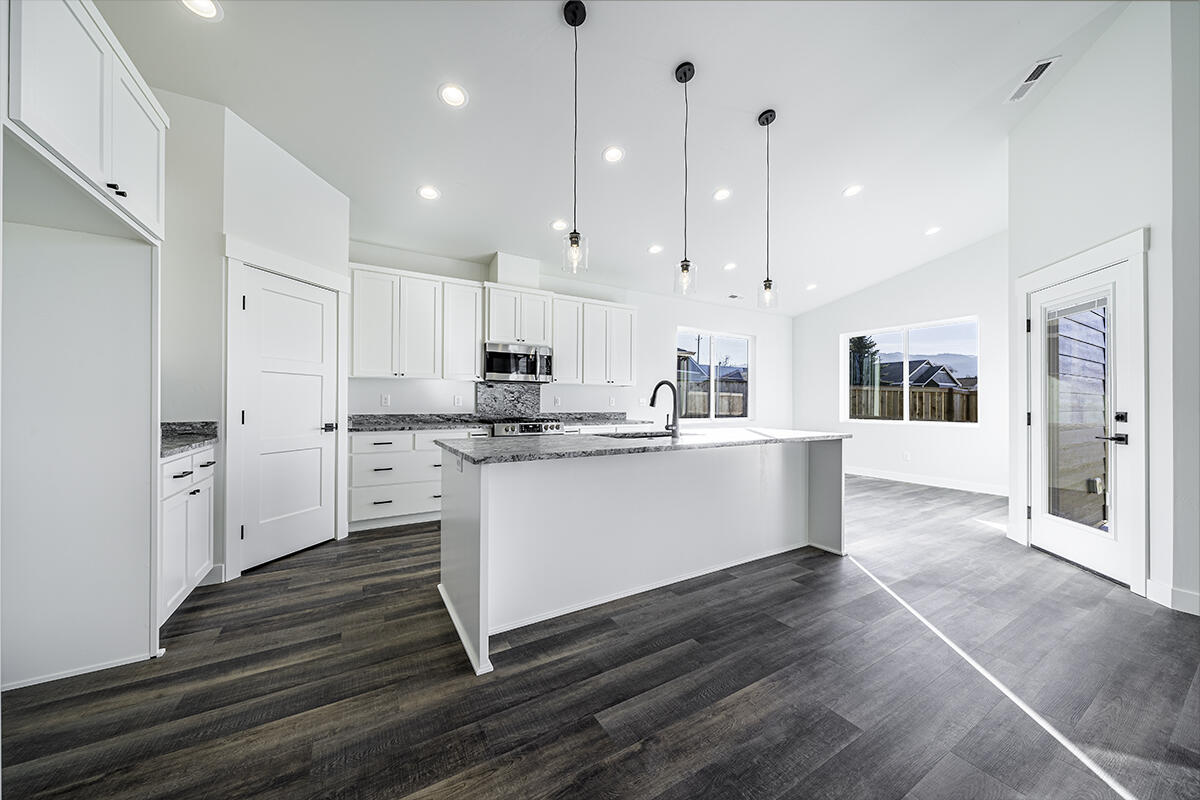 165 Suncrest Road Talent, OR 97540 - Photo 19 of 30 DSC1023