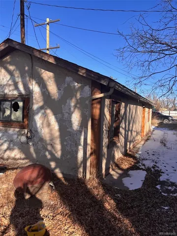 a view of a backyard of the house