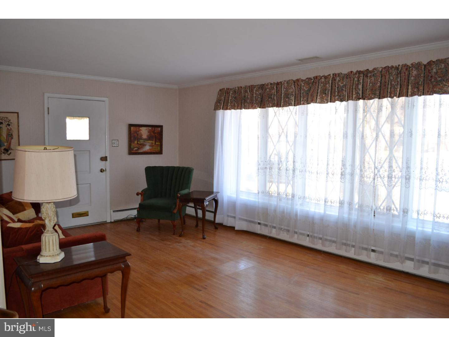 9004 Cloverly Road Philadelphia, PA 19136 - Photo 11 of 25 Living Room