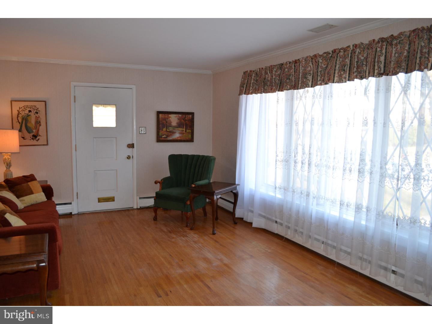 9004 Cloverly Road Philadelphia, PA 19136 - Photo 14 of 25 Living Room