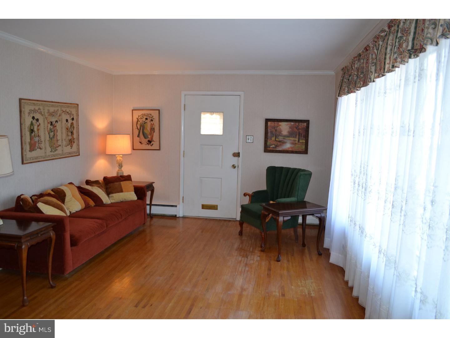 9004 Cloverly Road Philadelphia, PA 19136 - Photo 15 of 25 Living Room