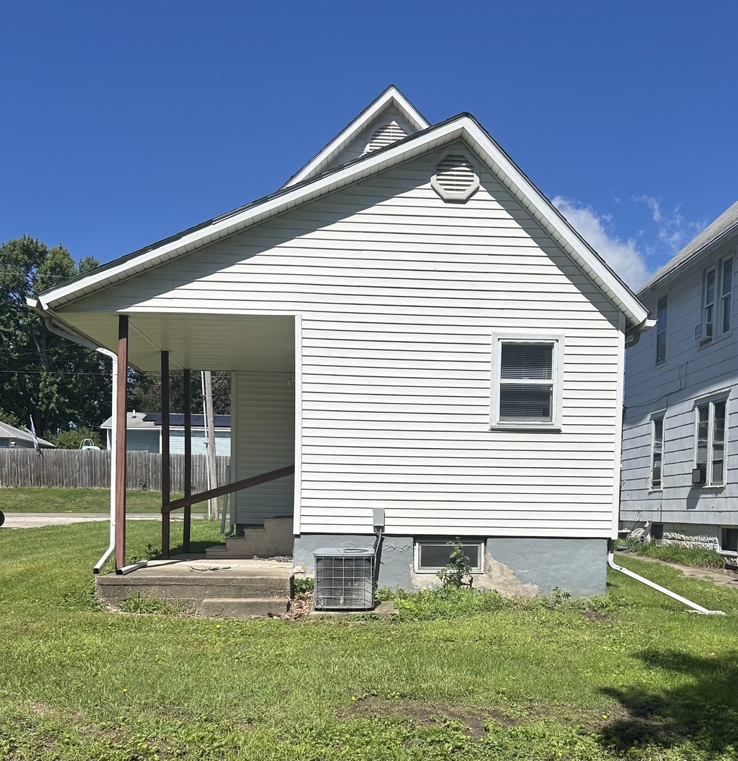 302 South Walnut Street Kewanee, IL 61443 - Photo 3 of 19