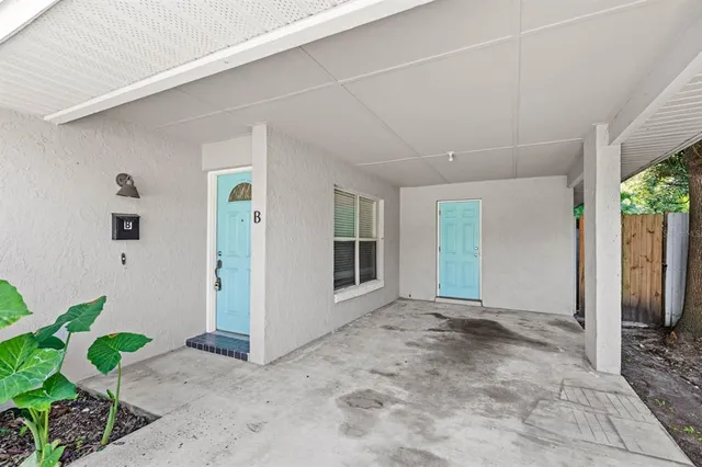 a view of a house with backyard