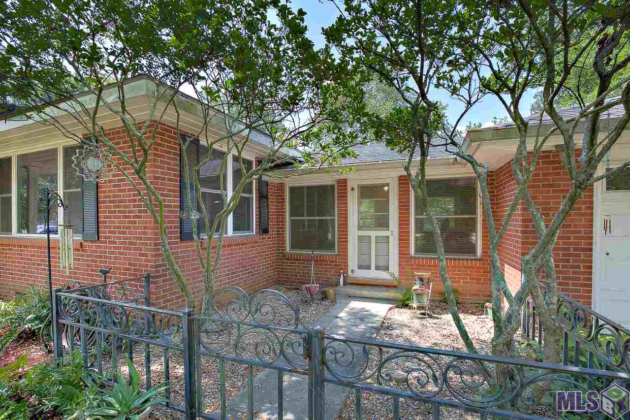 9155 Redbud Street Baton Rouge, LA 70815 - Photo 4 of 19 Entrance into sunroom