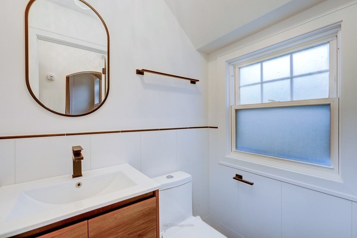 336 Nuttall Road Riverside, IL 60546 - Photo 21 of 34 a bathroom with a sink a toilet and a mirror
