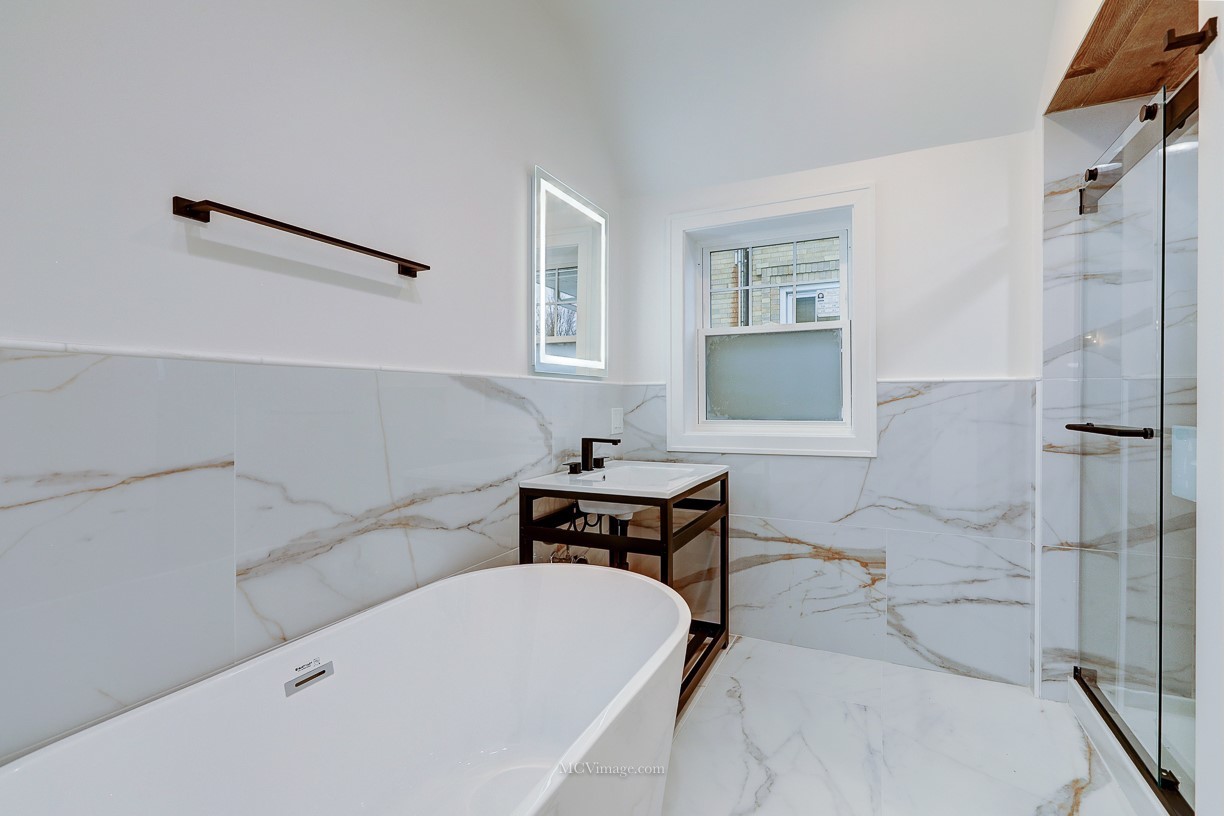 336 Nuttall Road Riverside, IL 60546 - Photo 24 of 34 a bathroom with a sink and a bathtub