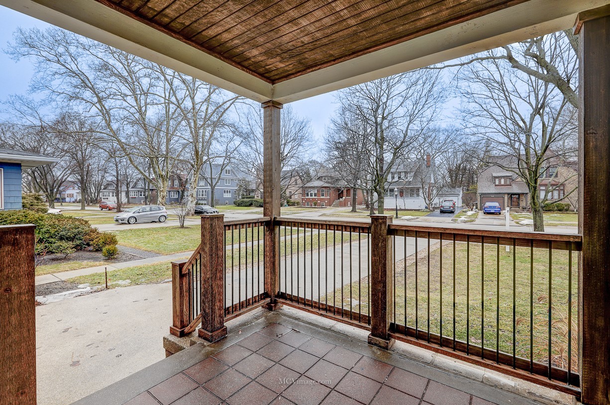 336 Nuttall Road Riverside, IL 60546 - Photo 3 of 34 a view of a patio with a yard