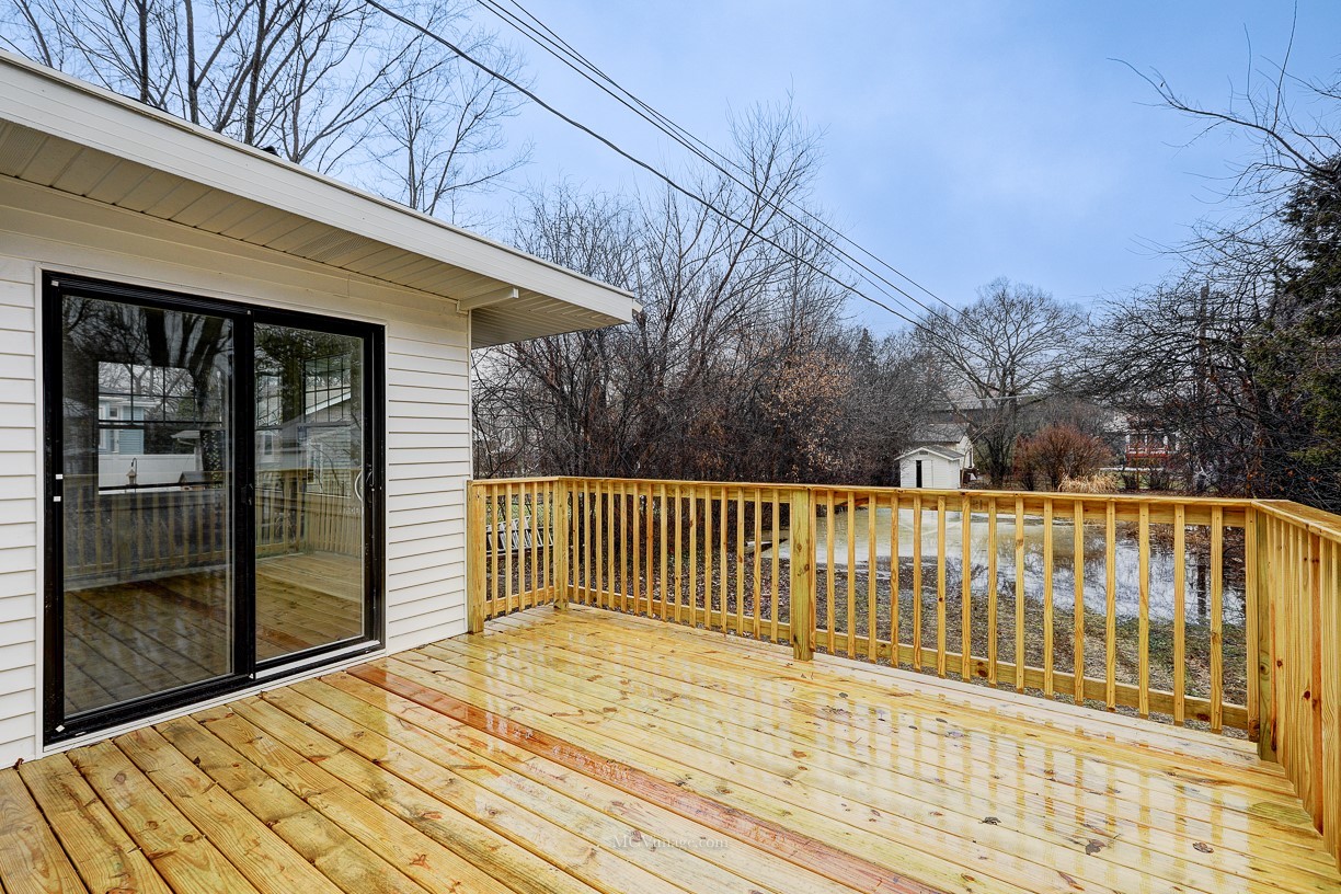 336 Nuttall Road Riverside, IL 60546 - Photo 33 of 34 a view of a balcony with wooden floor and fence