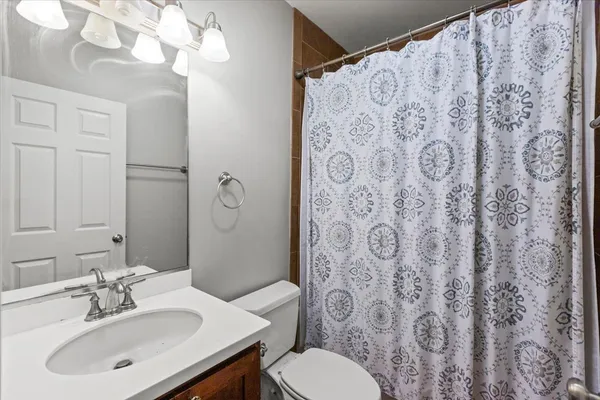 $2,845 | 7717 North Marshfield Avenue, Unit 2, Chicago, IL 60626