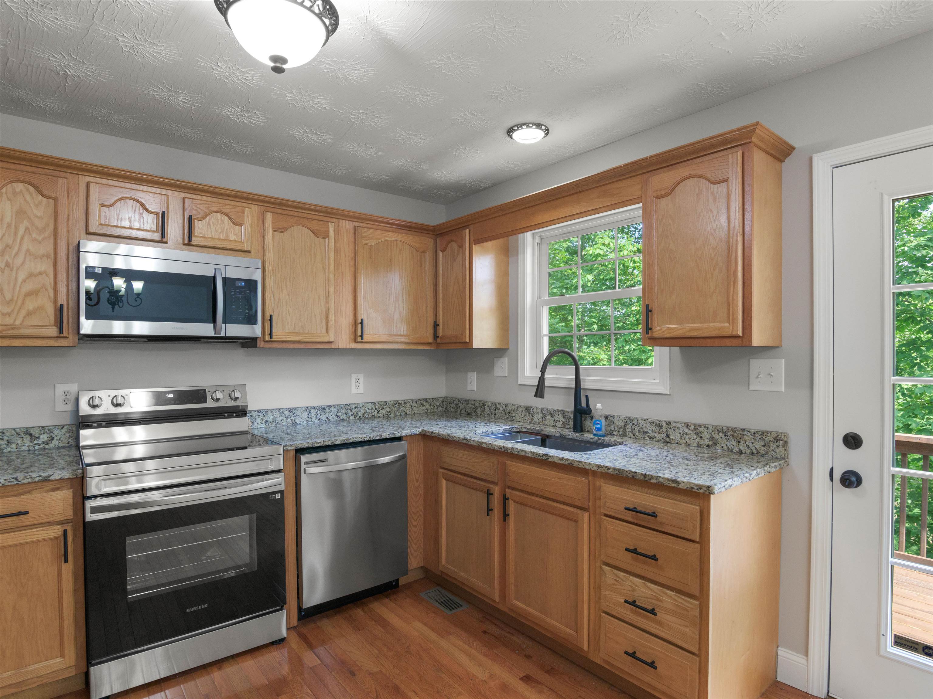 100 Oak Ridge Lane Huntington, WV 25704 - Photo 9 of 27 Gallery Image 9