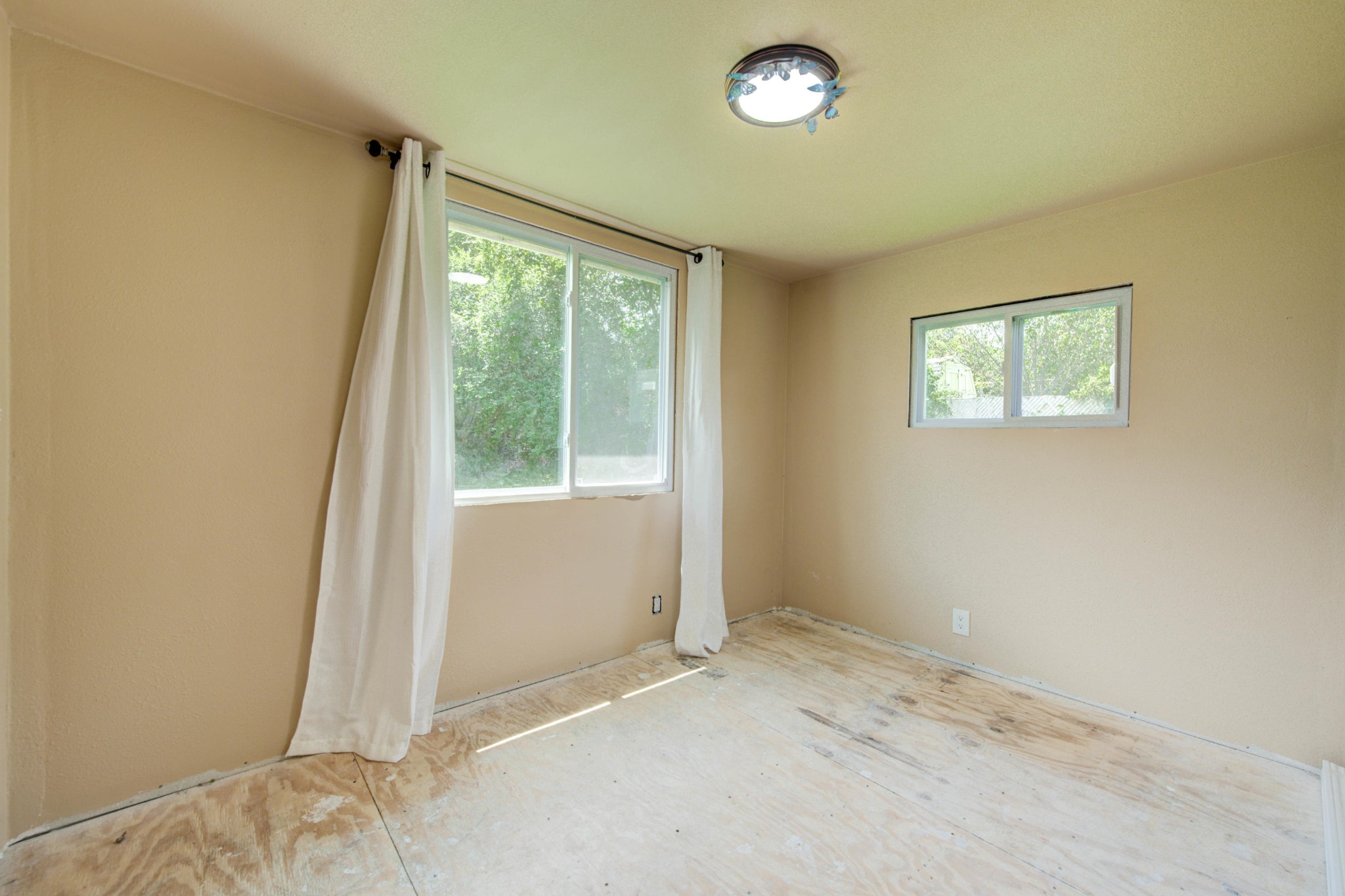 167 Johnson Road Oak Ridge, TN 37830 - Photo 11 of 15 an empty room with a window