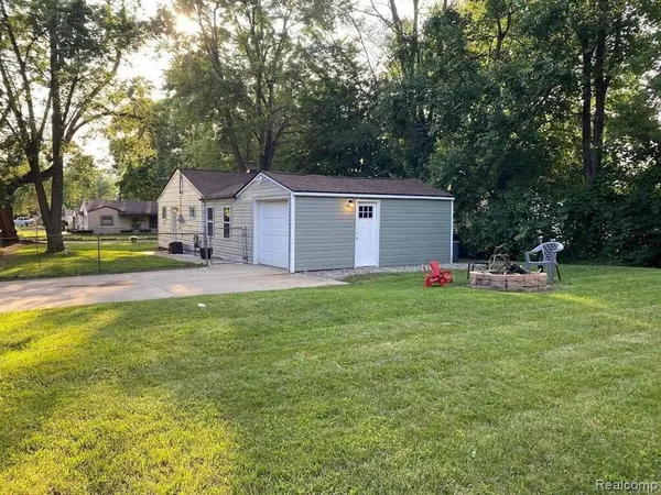 $180,000 | 1586 Valley Drive, Highland, MI 48356