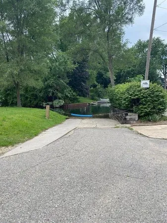 $180,000 | 1586 Valley Drive, Highland, MI 48356