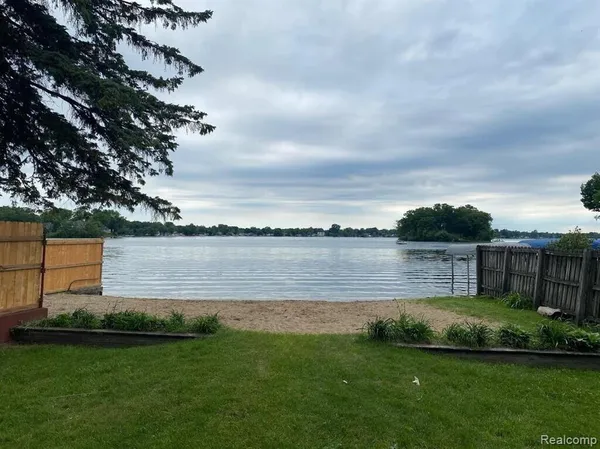 $180,000 | 1586 Valley Drive, Highland, MI 48356