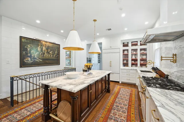 a large kitchen with kitchen island a large island in it