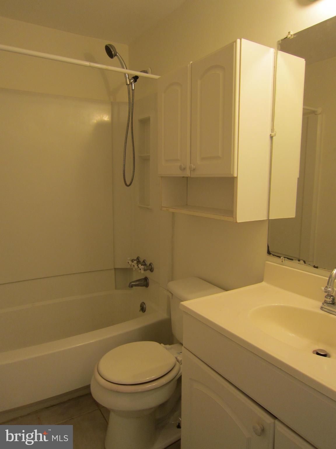 8576 Beacon Point Road Pasadena, MD 21122 - Photo 11 of 17 Family Bath
