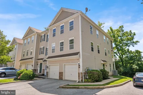 $330,000 | 14 Hillview Circle, Lansdowne, PA 19050