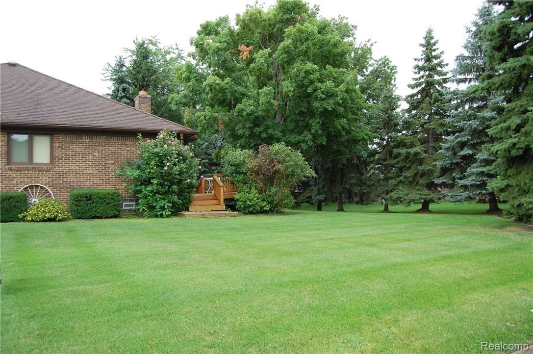 2769 Broadmoor Court Rochester, MI 48309 - Photo 6 of 25 SIDE BACK YARD.jpg