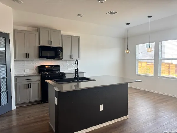 $325,000 | 370 Carmello, Kyle, TX 78640