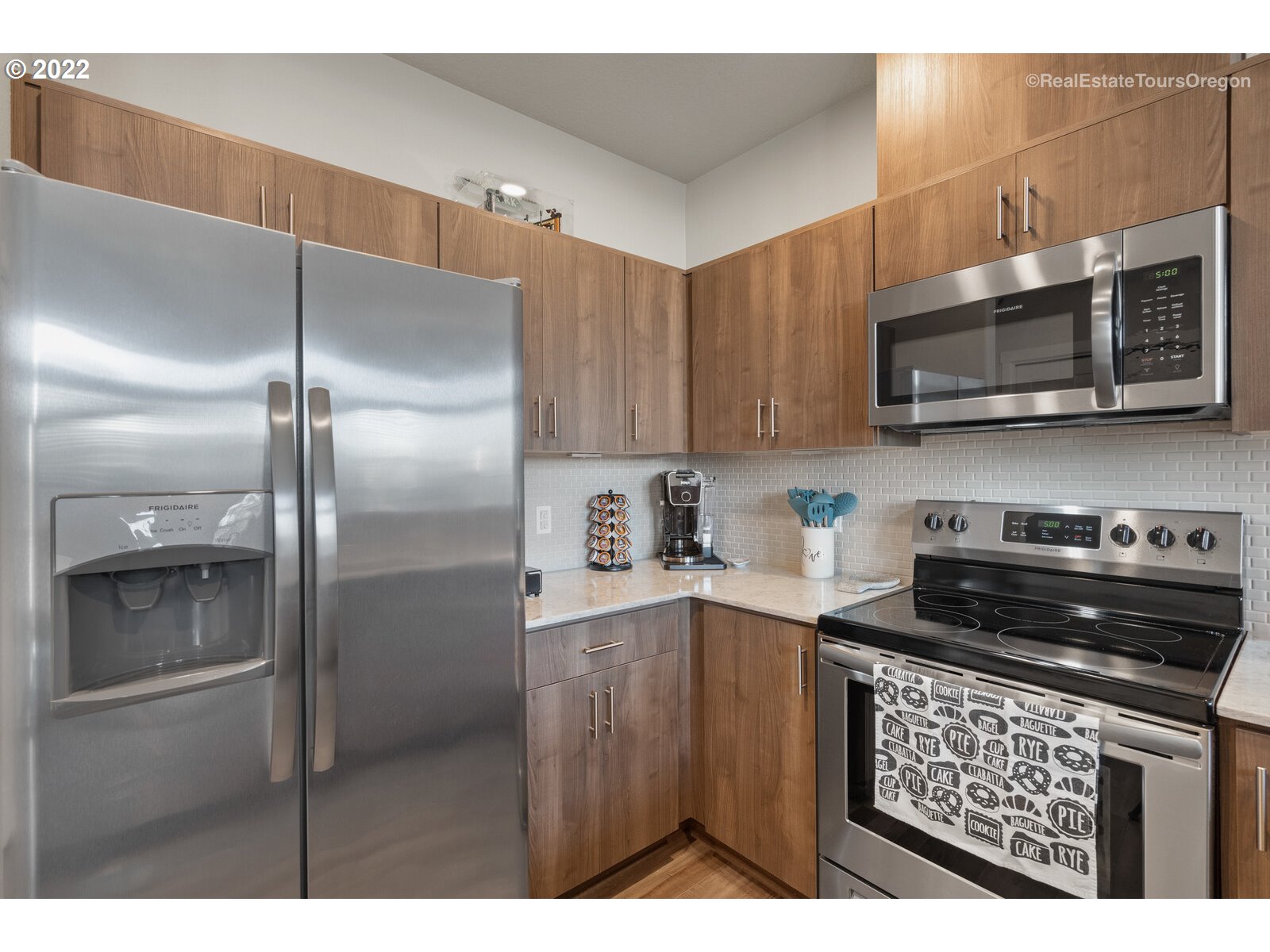 17137 Southwest Appledale Road, Unit 303 Beaverton, OR 97007 - Photo 3 of 32 Gallery Image 3