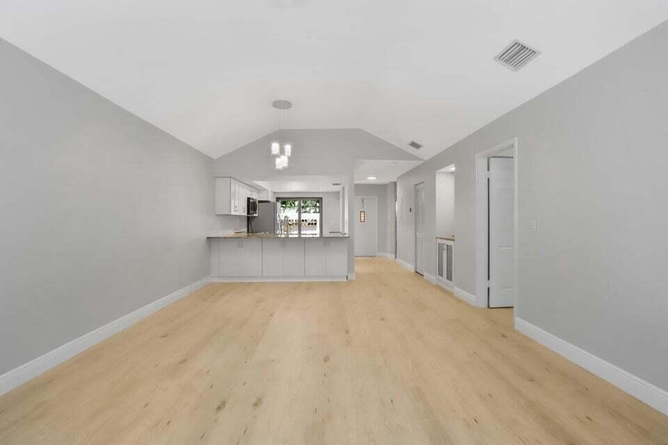 3113 Kingswood Terrace Boca Raton, FL 33431 - Photo 4 of 23 Living room