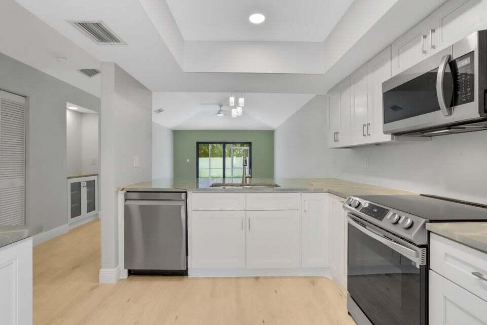 3113 Kingswood Terrace Boca Raton, FL 33431 - Photo 6 of 23 Kitchen