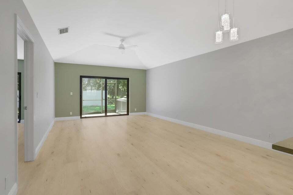 3113 Kingswood Terrace Boca Raton, FL 33431 - Photo 8 of 23 Livingroom