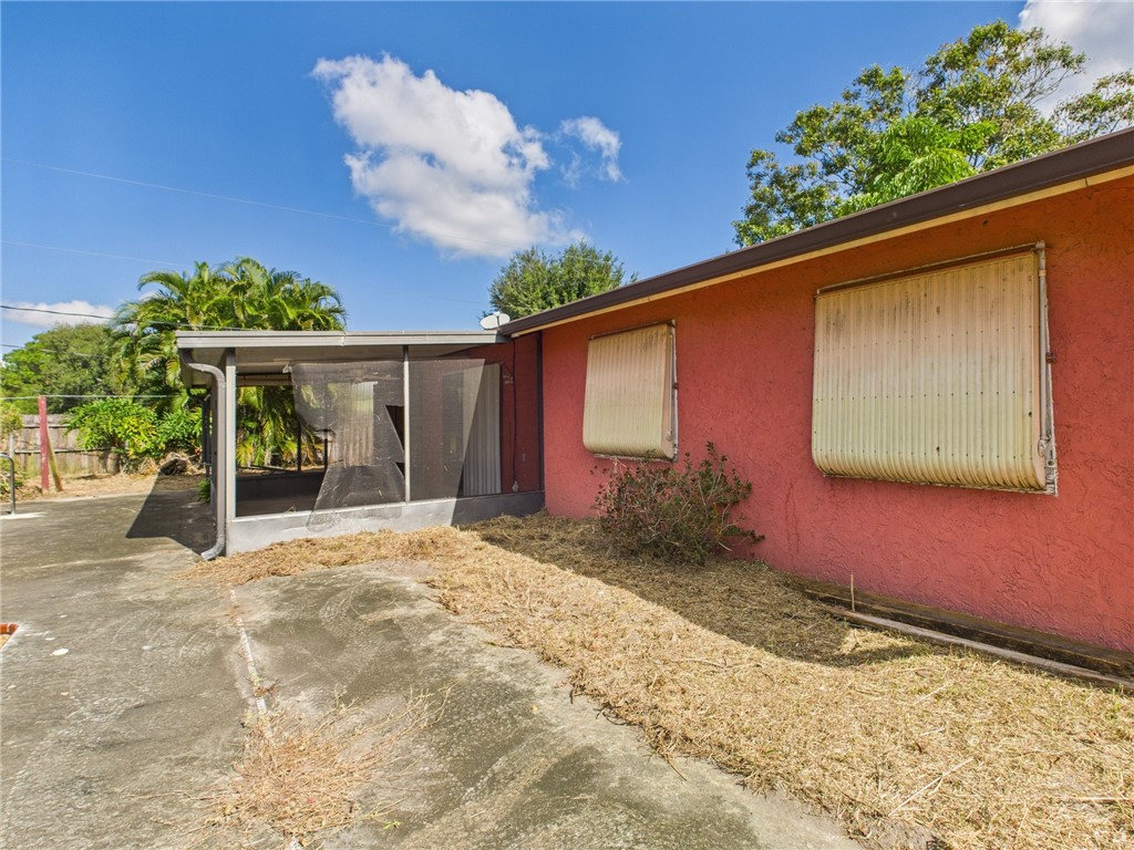2265 14th Avenue Southwest Vero Beach, FL 32962 - Photo 17 of 20 a front view of a house with garden