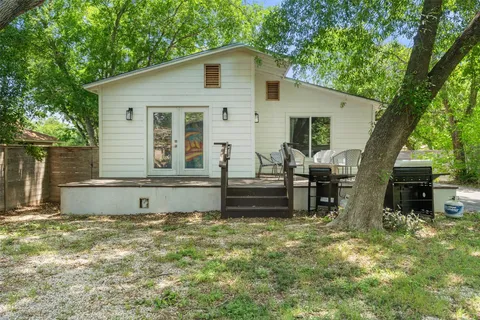 a view of a house with backyard and sitting area