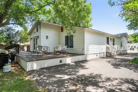 a view of a house with backyard and sitting area