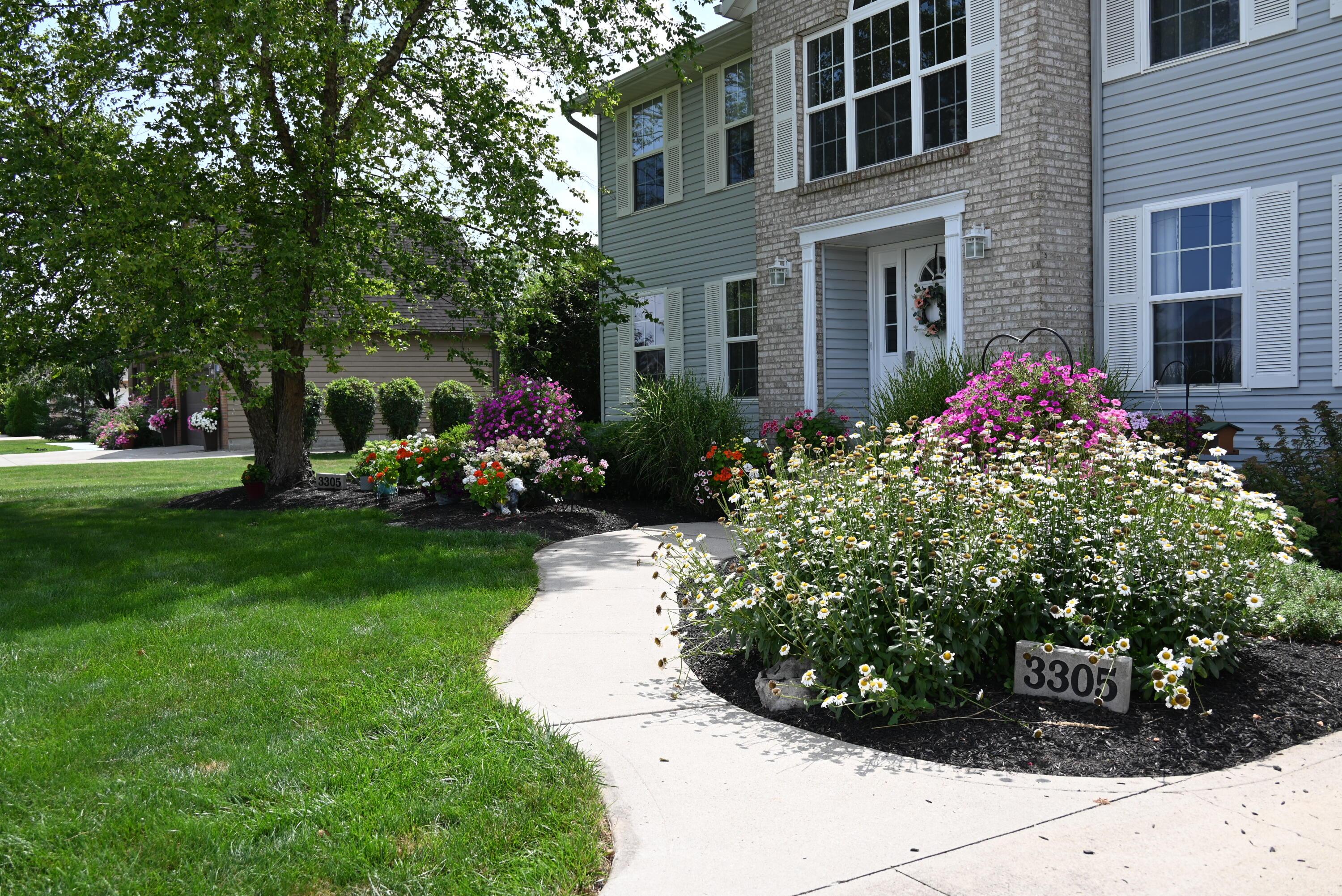 3305 Gooding Road Marion, OH 43302 - Photo 11 of 85 Great wide walkway to front of house