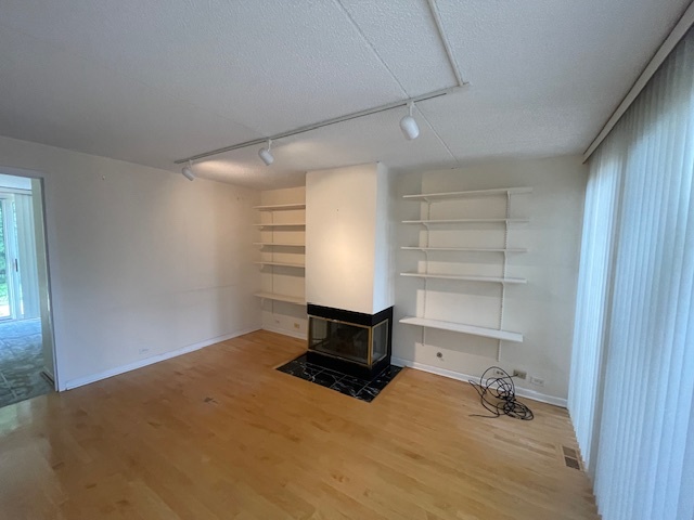 8 Avon Road Northbrook, IL 60062 - Photo 8 of 15 a room with a desk and a window