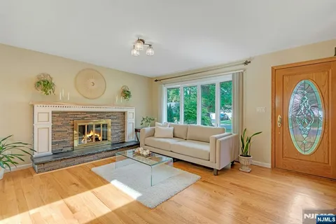 $899,000 | 28 Pitcairn Avenue, Ho-Ho-Kus, NJ 07423