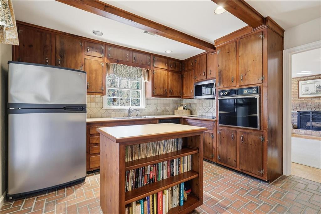 6900 Castleton Drive Northwest Atlanta, GA 30328 - Photo 14 of 42