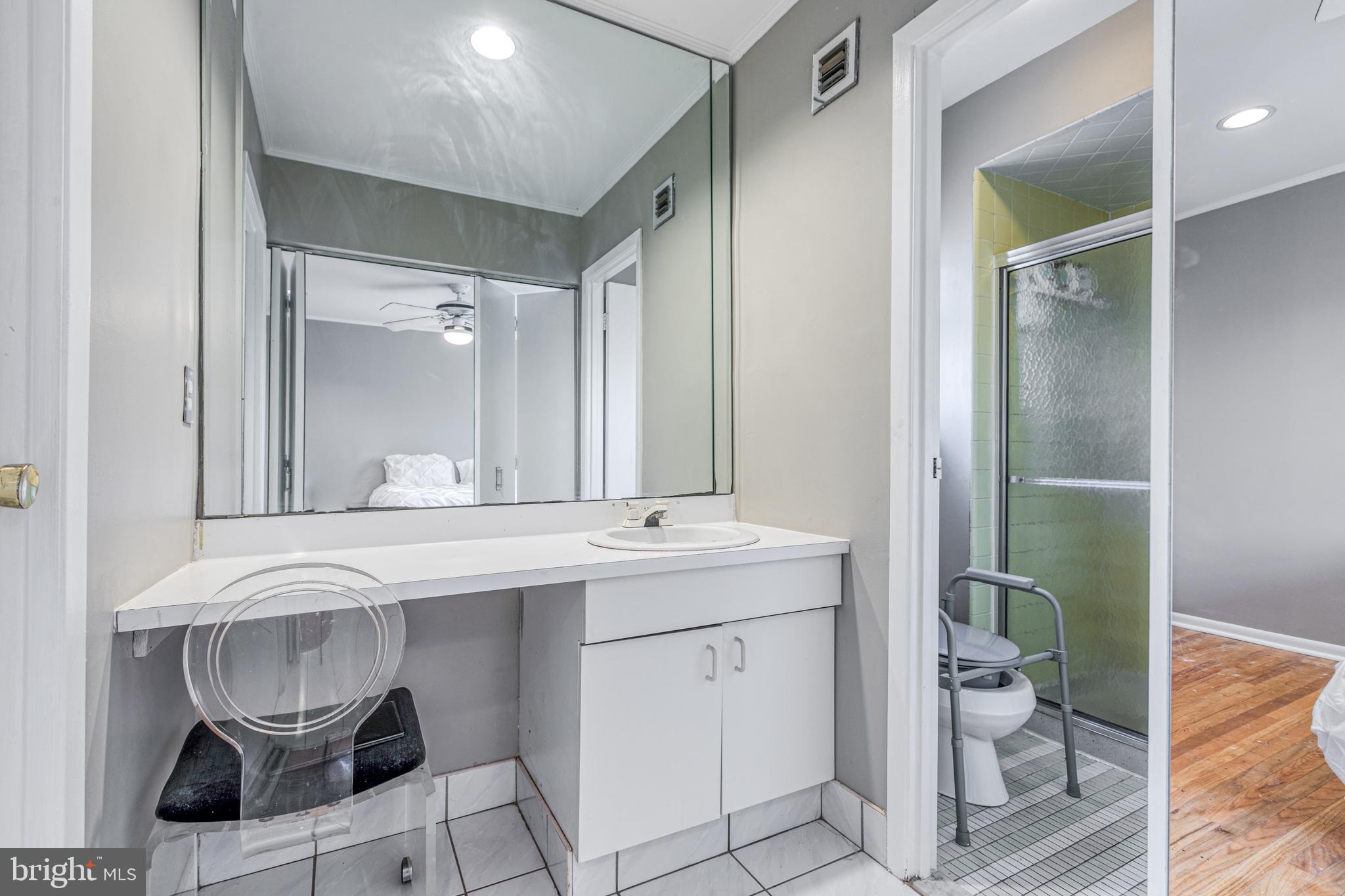 11112 Ridgeway Street Philadelphia, PA 19116 - Photo 17 of 31 Mst bath w/ walkin closet