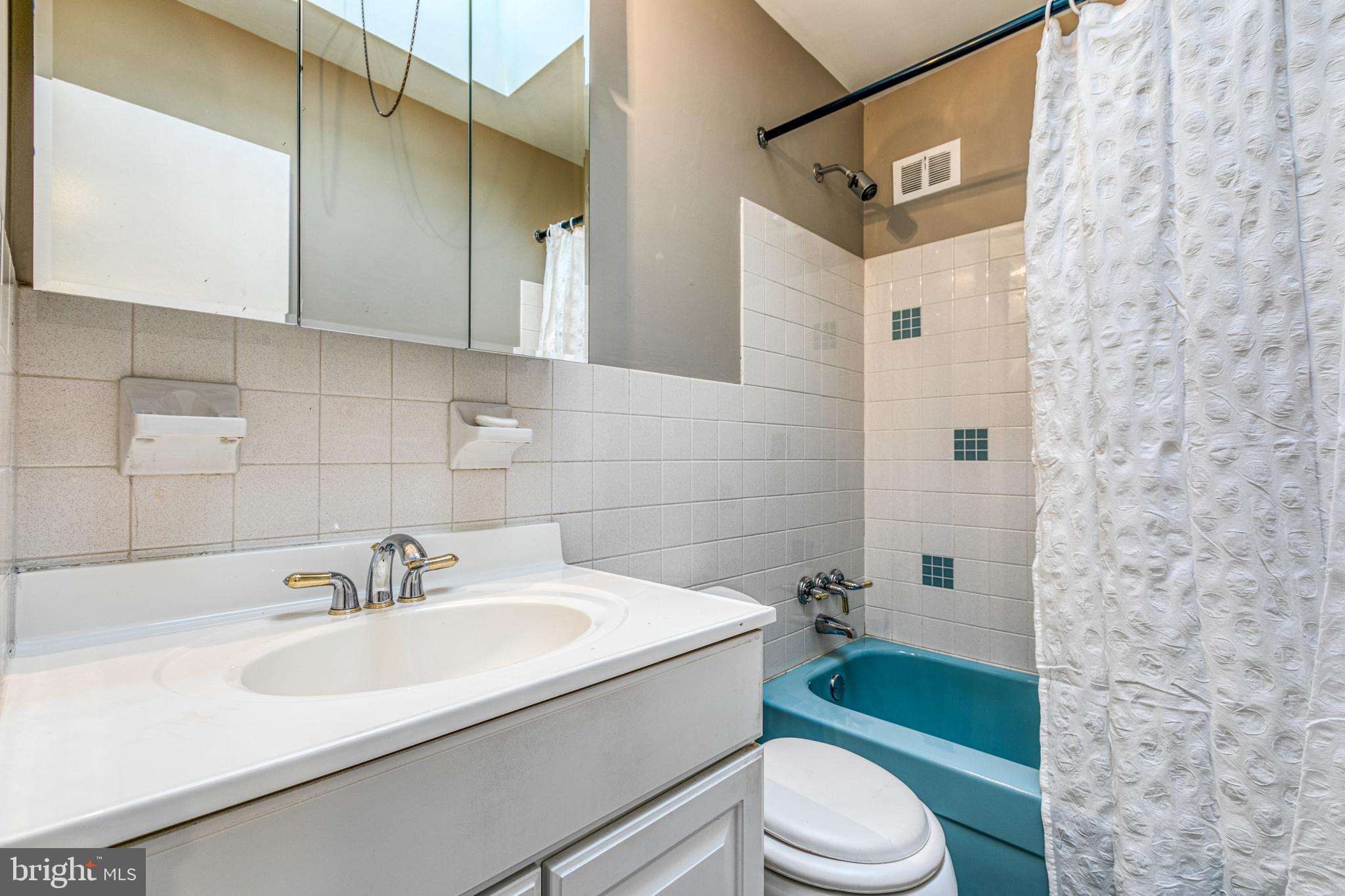 11112 Ridgeway Street Philadelphia, PA 19116 - Photo 24 of 31 Hall bath