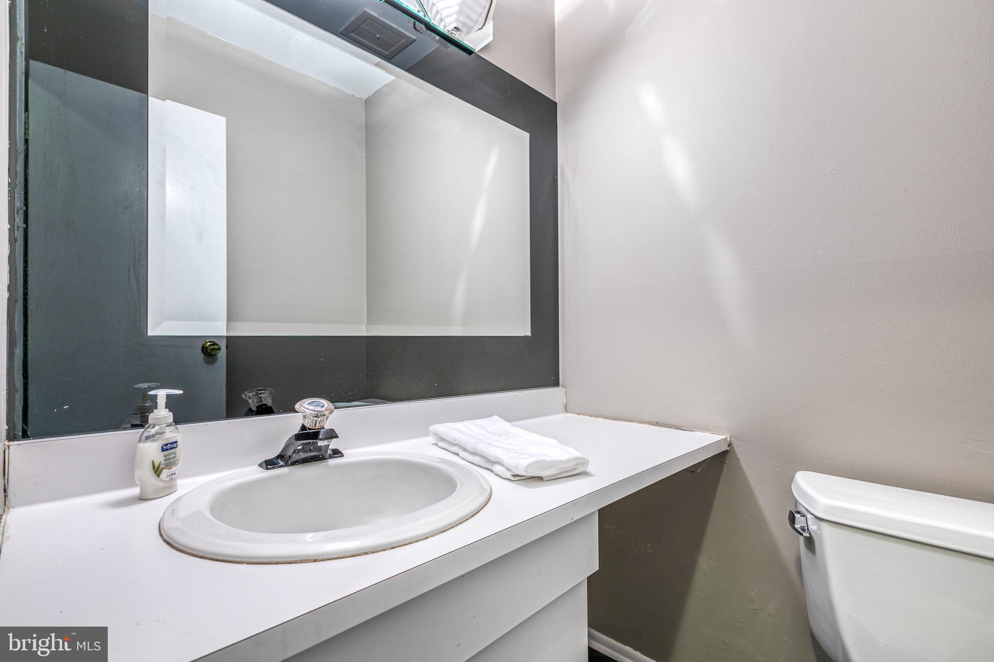 11112 Ridgeway Street Philadelphia, PA 19116 - Photo 25 of 31 1st floor powder room