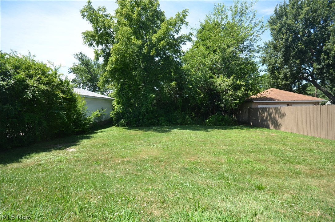 686 Brittain Road Akron, OH 44305 - Photo 4 of 31 Gallery Image 4