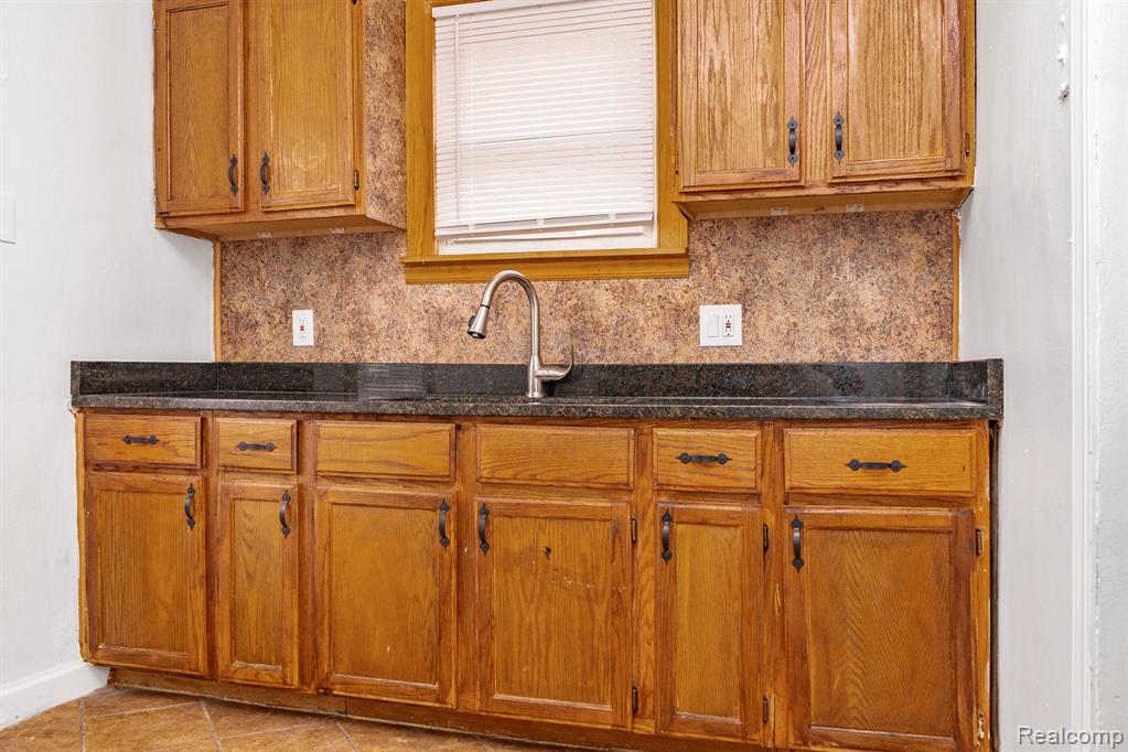 15046 Snowden Street Detroit, MI 48227 - Photo 2 of 9