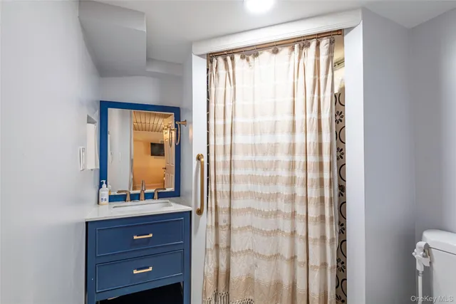 a view of a livingroom with furniture and a ceiling fan