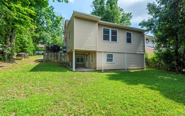 a view of a house with backyard