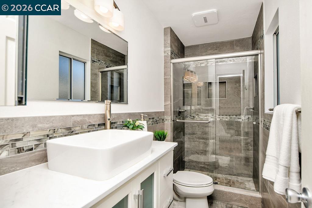 508 Viewmont Street Benicia, CA 94510 - Photo 16 of 34 a bathroom with a sink toilet and shower